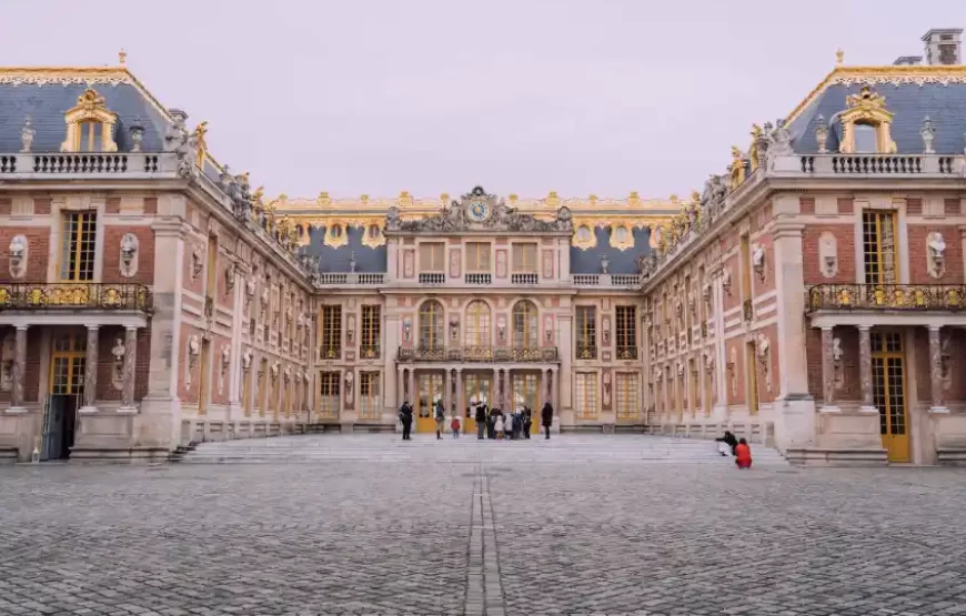 Palace of Versailles Guided Tour with Priority Access from Versailles