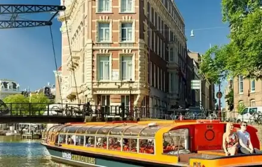 Sightseeing on Canal Boat Amsterdam With Pizza